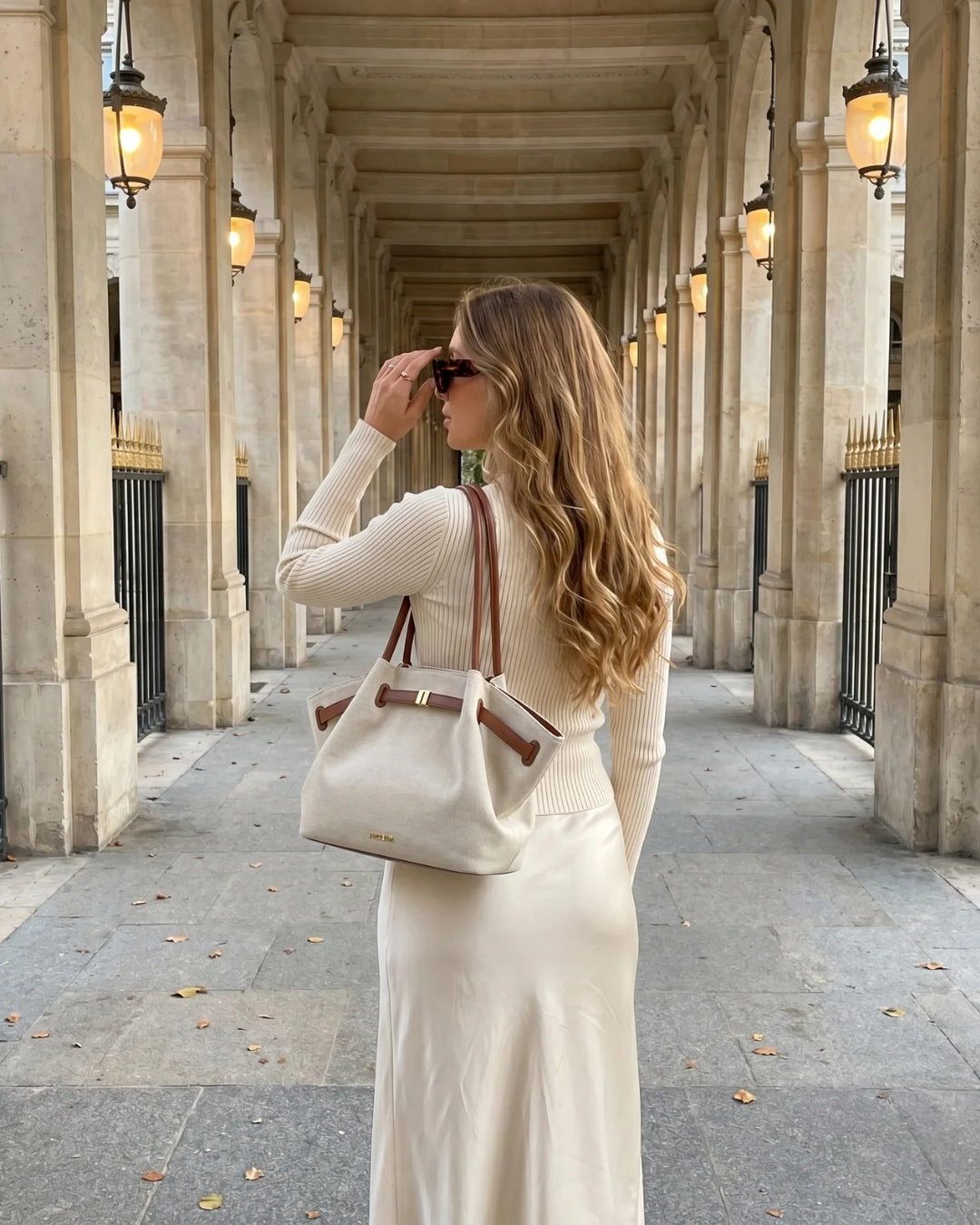 Lou Tote Bag von der Seite mit geflügelter Silhouette